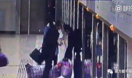 黑仔扒门缝吃瓜视频