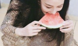 张馨予深蹲吃瓜视频播放,网友热议健身与娱乐的完美结合