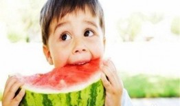 瓜哥吃瓜奇葩乐器视频,吃瓜现场变身音乐狂欢