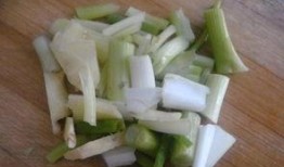 鸡吃生葫芦瓜视频播放,葫芦瓜美食之旅