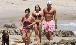 外国女人在海边吃瓜视频,外国美女海边悠闲吃瓜时光