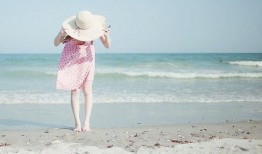 外国女人在海边吃瓜视频,外国美女海边悠闲吃瓜时光