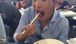 武汉汉子们吃瓜视频,街头热辣美食大赏