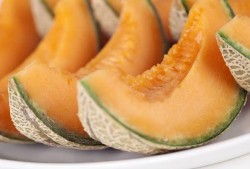 吃哈密瓜雪妮的视频,甜蜜夏日，尽享瓜果盛宴