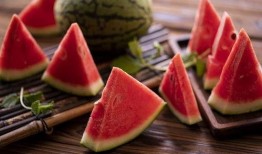 吃梨瓜搞笑女的视频在线观看