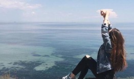 外国女人在海边吃瓜视频,外国美女海边悠闲吃瓜时光