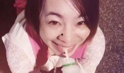 王家二丫头吃瓜搞笑视频,带你领略农村生活的欢乐时光