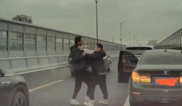 重庆宝马吃瓜事件视频,一场引发热议的网络风波