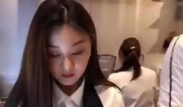 白衣男子疯狂吃瓜视频,白衣男子疯狂吃瓜，网友直呼“太解压”