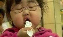 王家二丫头吃瓜搞笑视频,带你领略农村生活的欢乐时光