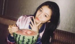 女明星晒孩子吃瓜视频,萌娃吃瓜萌态十足