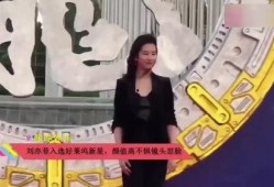 大鹅吃瓜的视频,萌态十足，网友直呼可爱爆表！