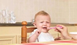 宝贝吃小瓜吐酸水视频,意外吐酸水，萌态十足引网友热议