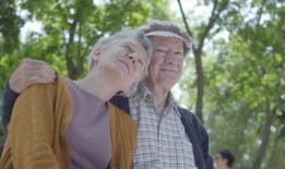 老人家吃瓜的视频素材下载,跟随老人家体验传统吃瓜乐趣